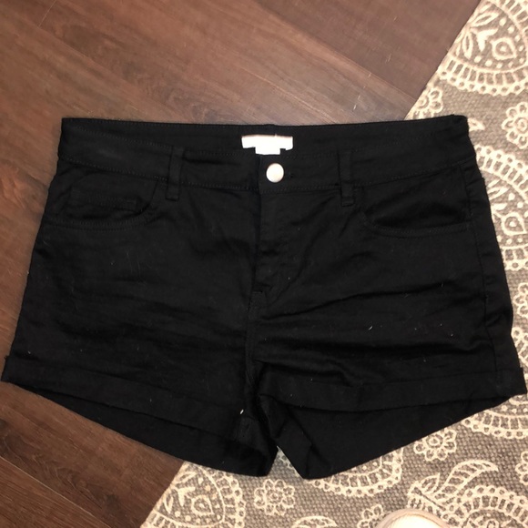 Black H&M shorts, high waisted with large pockets - Picture 1 of 1